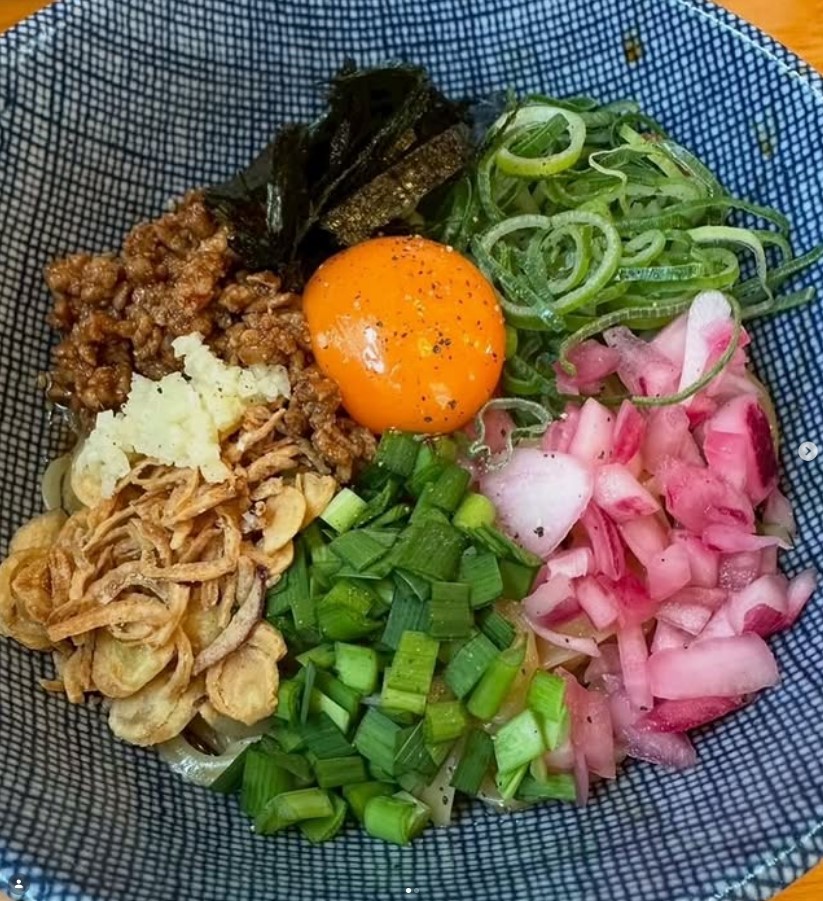 具材が彩る混ぜそばの料理写真